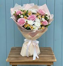 Букет цветов из:  Гвоздики, Орхидеи и Розы в Жатай