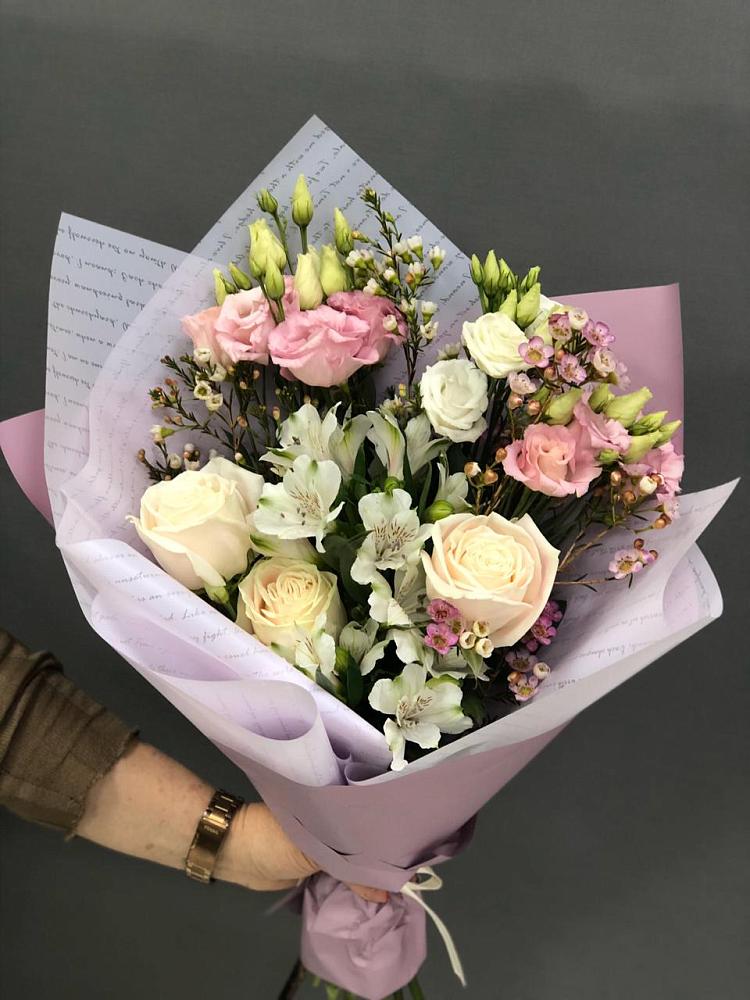 Букет цветов из: Альстромерии, Розы и Лизиантусы в Жатай