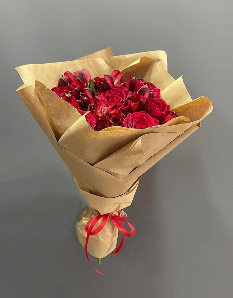 Букет цветов из: Альстромерии и Розы в Жатай