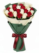 Букет Микс из красных и белых роз в Жатай