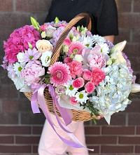 Композиция солнечный день в Жатай Цветочная композиция из Розы, Хризантемы, Пионы и Лизиантусы в корзине в Жатай