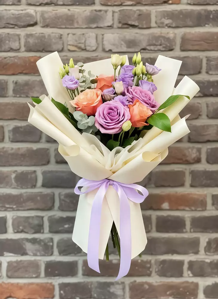 Букет цветов из: Лизиантусы и Розы в Жатай