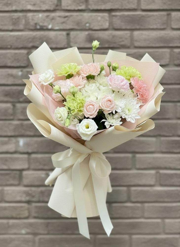 Букет цветов из: Гвоздики, Розы, Лизиантусы и Хризантемы в Жатай