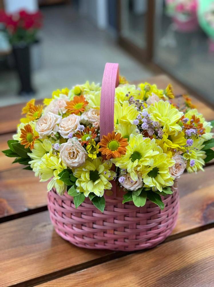 Цветочная композиция из Хризантемы и Розы в корзине в Жатай