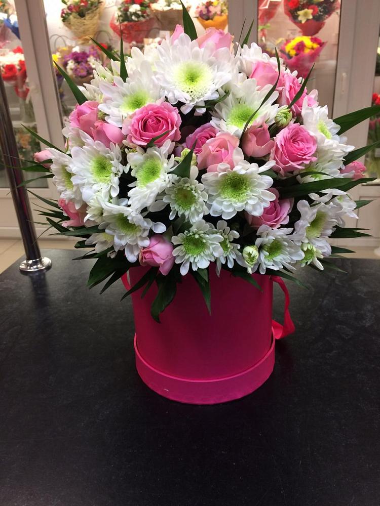 Цветочная композиция из Розы и Хризантемы в шляпной коробке в Жатай