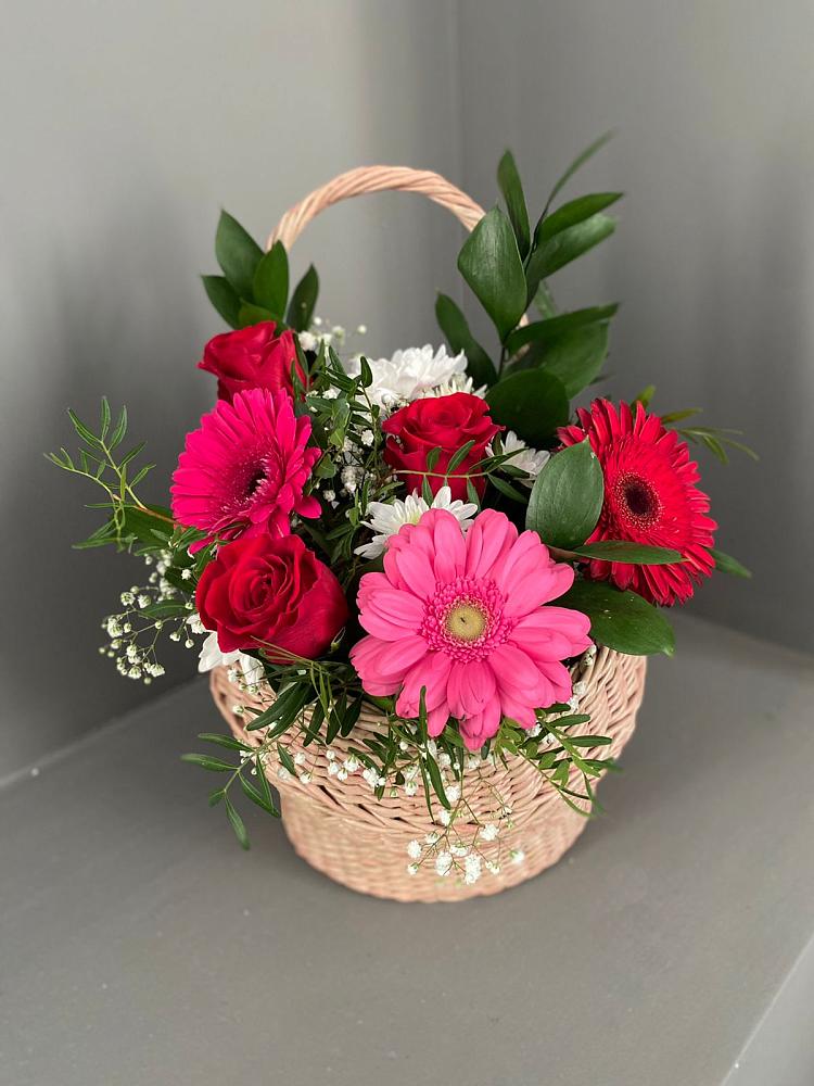 Цветочная композиция из Розы, Хризантемы и Герберы в корзине в Жатай