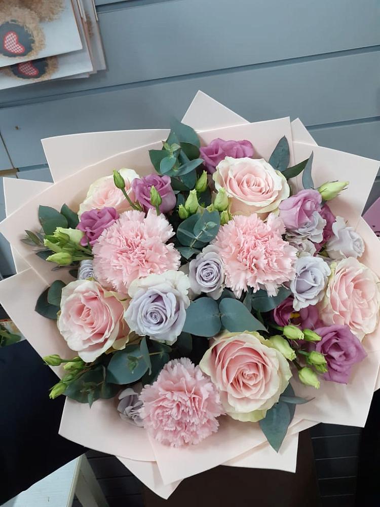 Букет цветов из: Розы, Гвоздики и Лизиантусы в Жатай